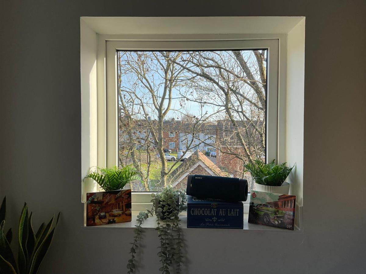 Simple 2-Bedroom 1.5 Bath Apartment In Thornhill Southampton Eksteriør bilde